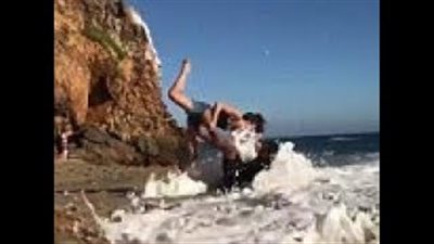 بالفيديو والصور.. زوجان يتعرضان لموقف محرج على شاطئ البحر