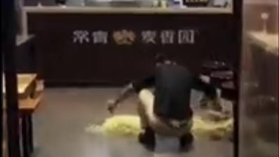 مشهد صادم لمطعم يضع المكرونة على أرضيته مباشرة (فيديو)