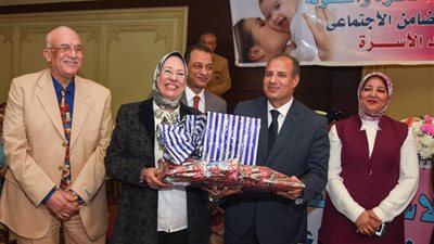 محافظ الإسكندرية يكرم ٣٨ من الأمهات المثاليات (صور)