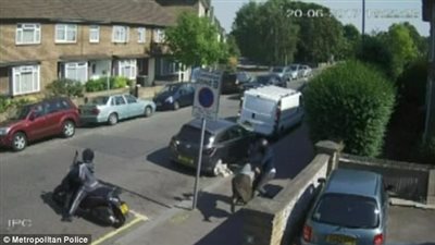 بالفيديو والصور.. سرقة امرأة بالقوة في وضح النهار