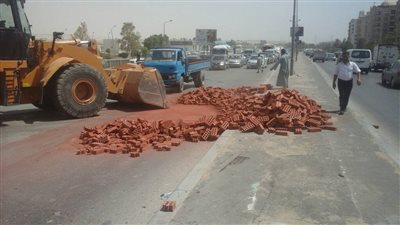 سقوط حمولة طوب يتسبب في زحام مروري بطريق الأوتوستراد