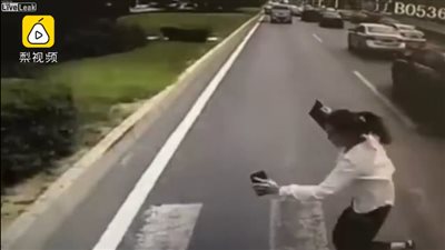 لقطات مفجعة لحافلة تدهس امرأة أثناء عبورها الطريق (فيديو)