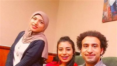 شقيقات علي ربيع يخطفن الأنظار بسبب تطابق ملامحهن معه