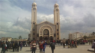 بالصور.. توافد الأقباط للاحتفال باستشهاد «مار مينا»