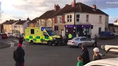 حادث مروع لسيارة إسعاف على طريق بريطاني (فيديو وصور)