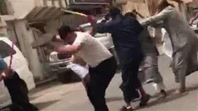 بالفيديو.. مشاجرة بين يمنيين بالسواطير والسكاكين في السعودية