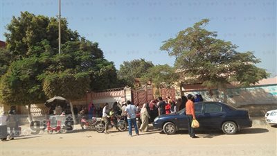 بالصور.. تبادل السباب بين أولياء أمور وعمال بمدرسة بالفيوم