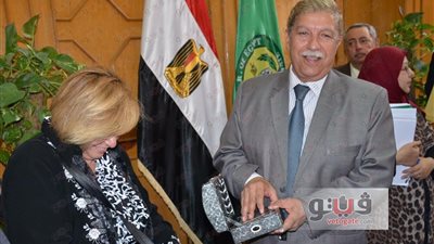 بالصور.. مصحف هدية قبطية نازحة من العريش لمحافظ الإسماعيلية