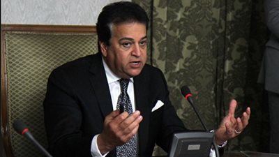 وزيرا التعليم العالي وطارق شوقي يغادران مطار القاهرة إلى لندن