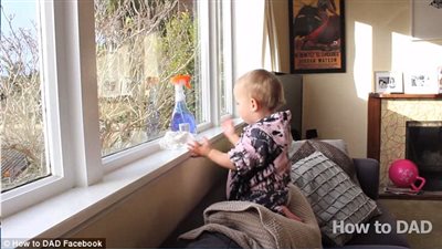 بالفيديو والصور.. طفلة تقوم بجميع الأعمال المنزلية بسبب والدها