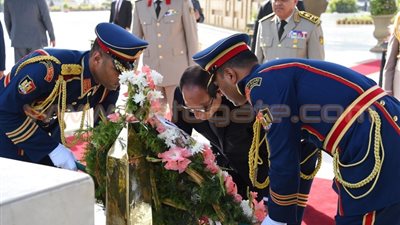 بالصور.. «السيسي» يضع إكليل الزهور على قبري الجندي المجهول والسادات