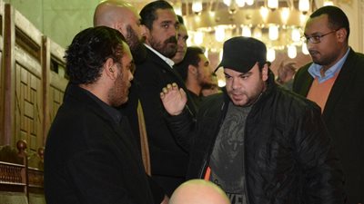 بالصور.. أحمد رزق وأشرف زكي في عزاء والد أمير كرارة