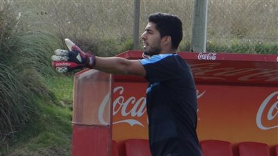 «سواريز» يستعد لمواجهة البرازيل بحراسة المرمى