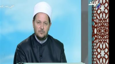 داعية يوضح حكم تقبيل الرجل لزوجته أثناء الصيام (فيديو)