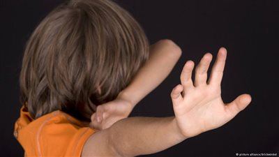 طرق التعامل مع خوف طفلك من «العفريت» والظلام والغرباء