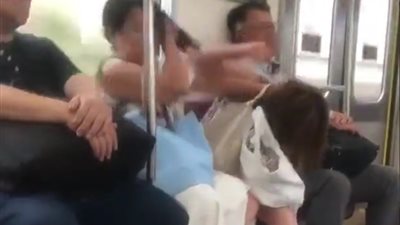 لحظة اعتداء امرأة على فتاة داخل المترو (فيديو)