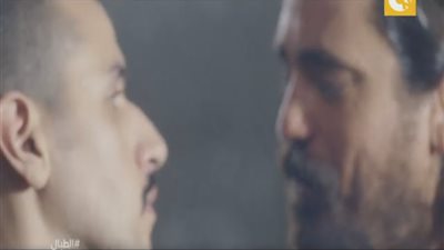 بالفيديو.. مدير تصوير «الطبال» يربك مشاهدي المسلسل