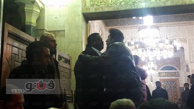 بالصور.. كريم فهمي وهاني رمزي في عزاء والد كرارة