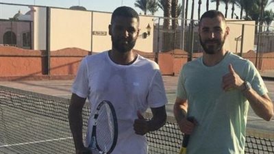 كريم بنزيمة ينسى حزن المشاركة في المونديال بلعب التنس في الغردقة