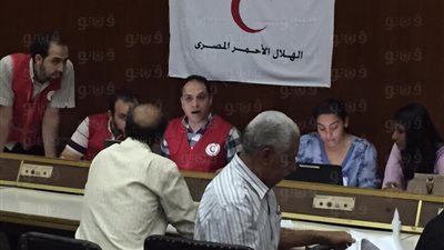 بالصور.. الهلال الأحمر يقدم مساعدات إنسانية لليمنيين بالقاهرة