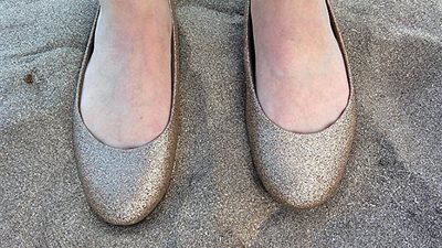 بالصور.. أغرب الصدف تجمع بين ملابس أشخاص وأماكن تواجدهم