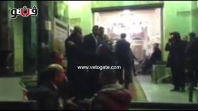 بالفيديو.. نبيل عيسى يشارك في عزاء والد أمير كرارة