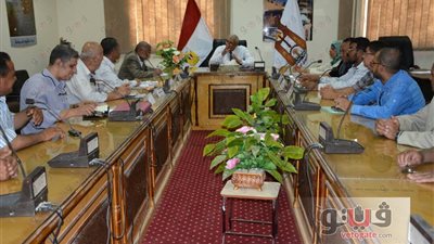 محافظ الوادي الجديد يبحث آليات تطوير مصنع الملابس الجاهزة