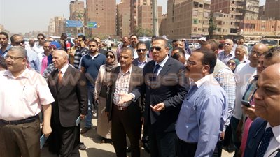 محافظ الجيزة ينفعل على الصحفيين: ارجعوا ورا شوية