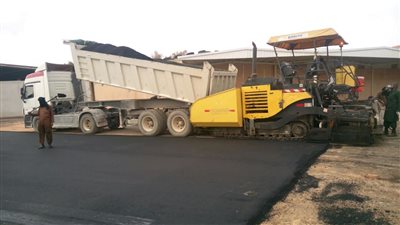 «الخرسانة» بديل الأسفلت لرصف الطرق الجديدة.. الحكومة تعتمد القرار الفترة المقبلة.. صلابة وتحمل النقل الثقيل أبرز فوائد البديل.. قلة الصيانة ضمن القائمة.. و«المركزي للإحصاء»: 11 ألف