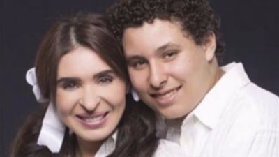 «بوكيه ورد» هدية نجل دينا لها بمناسبة عيد الأم