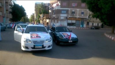 مسيرة بالسيارات والمزمار البلدي لتأييد السيسي في قنا (فيديو)