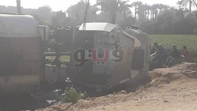 انقلاب شاحنة محملة بالبترول في الفيوم (صور)