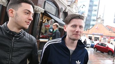 بالفيديو.. رد فعل المارة على مواعدة رجل لامرأة تصغره بأربعين عاما