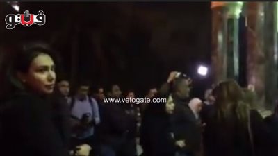 بالفيديو.. ميريهان حسين وكريم محمود عبد العزيز في عزاء والد أمير كرارة