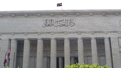 قوات أمن أمام دار القضاء لحماية النائب العام من 