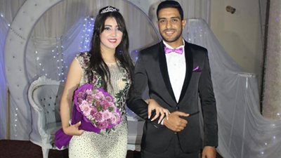 بالصور.. قصة خطوبة أدمن صفحة بدأت بـ «أوردر»