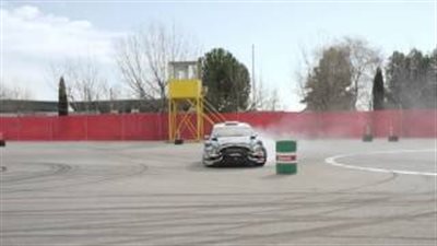 بالفيديو.. تحدي خرافي بـ«الكرة» بين «نيمار» وسائق سيارة محترف