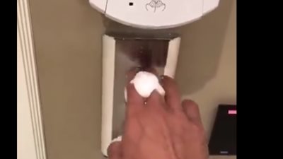 مطهر يد مثبت فوق زر «أسانسير» يثير سخرية الموظفين (فيديو)