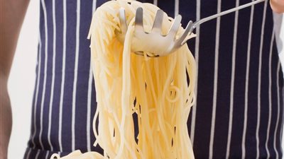 سر وجود ثقب في معلقة المكرونة الإسباجتي