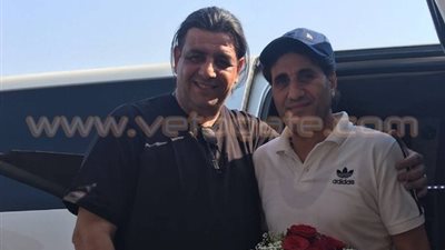 استقبال «أحمد شيبة» في دبي بـ«بوكيه ورد»