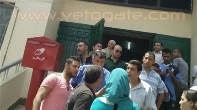 بالصور.. انتظار المواطنين أمام مكاتب البريد بسبب كراسات «الإسكان»