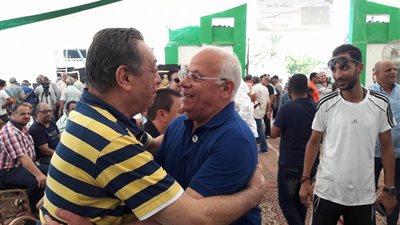 بالصور.. محافظ بورسعيد يدلي بصوته في «عمومية المصري»