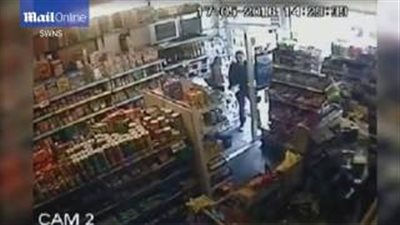 بالفيديو.. رجل شجاع يجبر لصا على الفرار