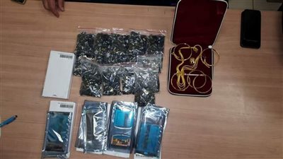 جمارك مطار القاهرة تحبط تهريب 8400 كارت ميموري ومشغولات ذهبية