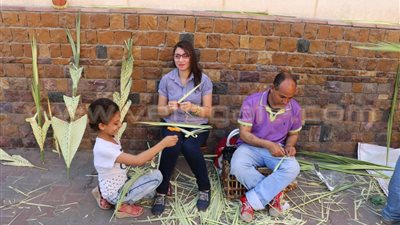 بالصور.. «السعف» يزين كنائس بورسعيد في عيد الشعانين