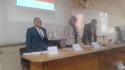 بالصور.. «اقتصاد القاهرة» تقف دقيقة حدادا على شهداء الوطن