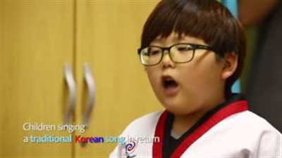 بالفيديو.. سامسونج تعلم الطلاب المتسربين في الفصول الذكية