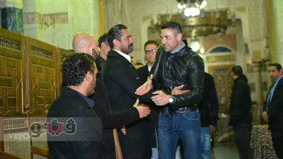 بالصور.. نجوم الفن والرياضة في عزاء والد أمير كرارة