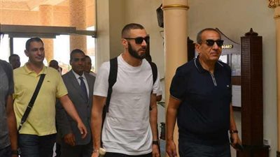 بنزيمة في ضيافة كامل أبو علي بقريته السياحية بالبحر الأحمر (صور)