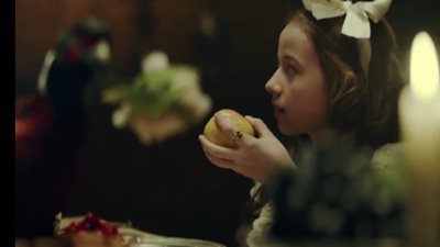 بالفيديو.. إعلان يسخر من تصوير الطعام عبر مواقع التواصل